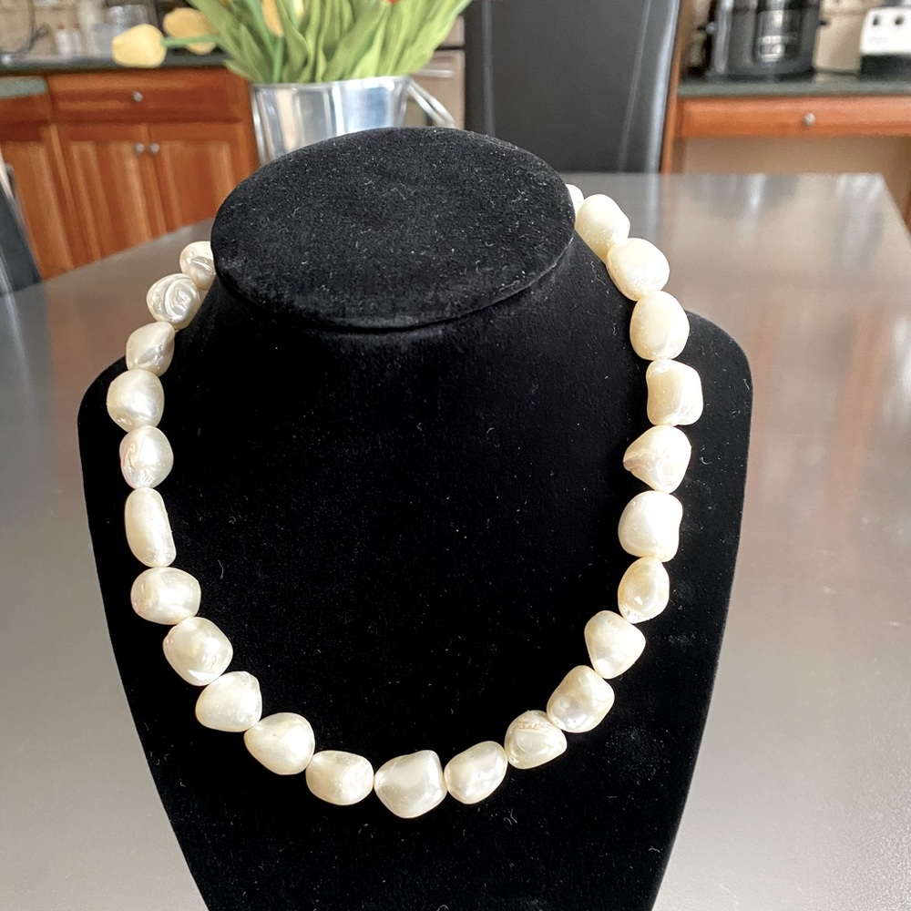 Chunky faux pearl necklace